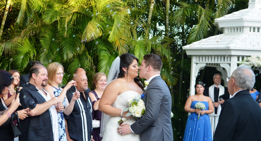 Monica and Patric kissing wedding ceremony gebazo