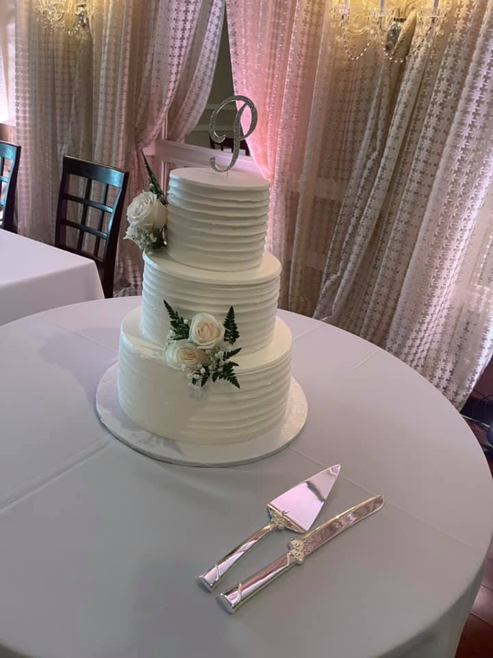 Cami Wedding Cake Vertical | Cami & Carlos' Delightful Wedding Ceremony | Real Weddings
